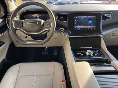 Used 2024 Jeep Wagoneer L Series III w/ Flexible Seating Group AWD/4WD image 10