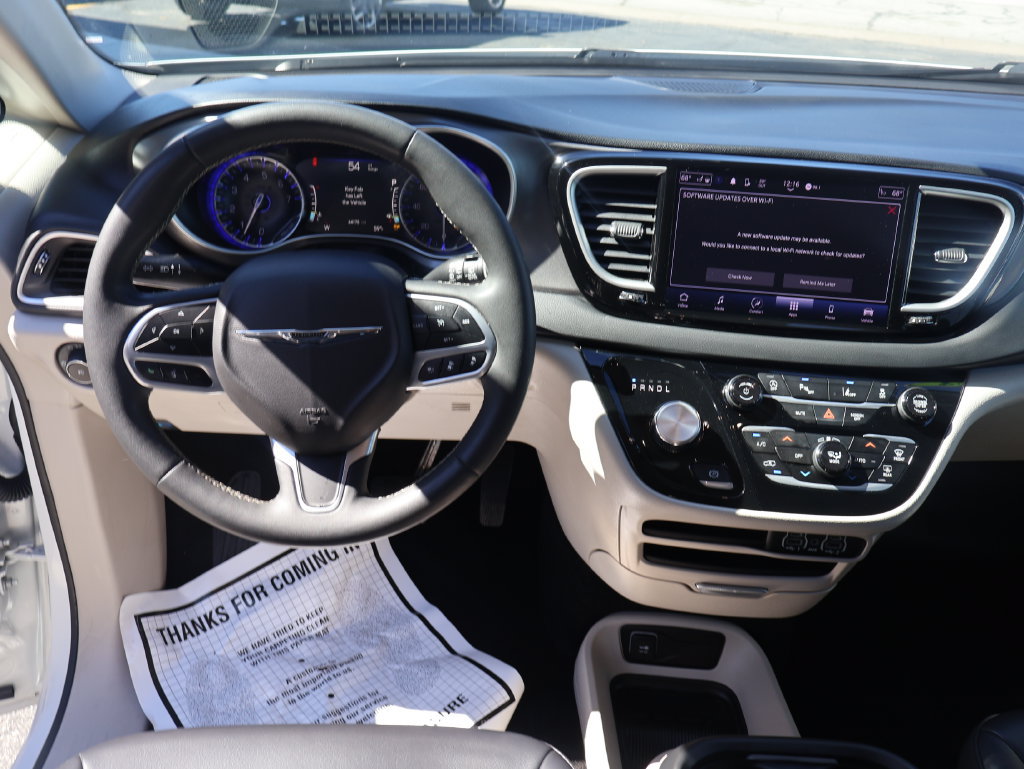Used 2023 Chrysler Pacifica Touring-L FWD image 23