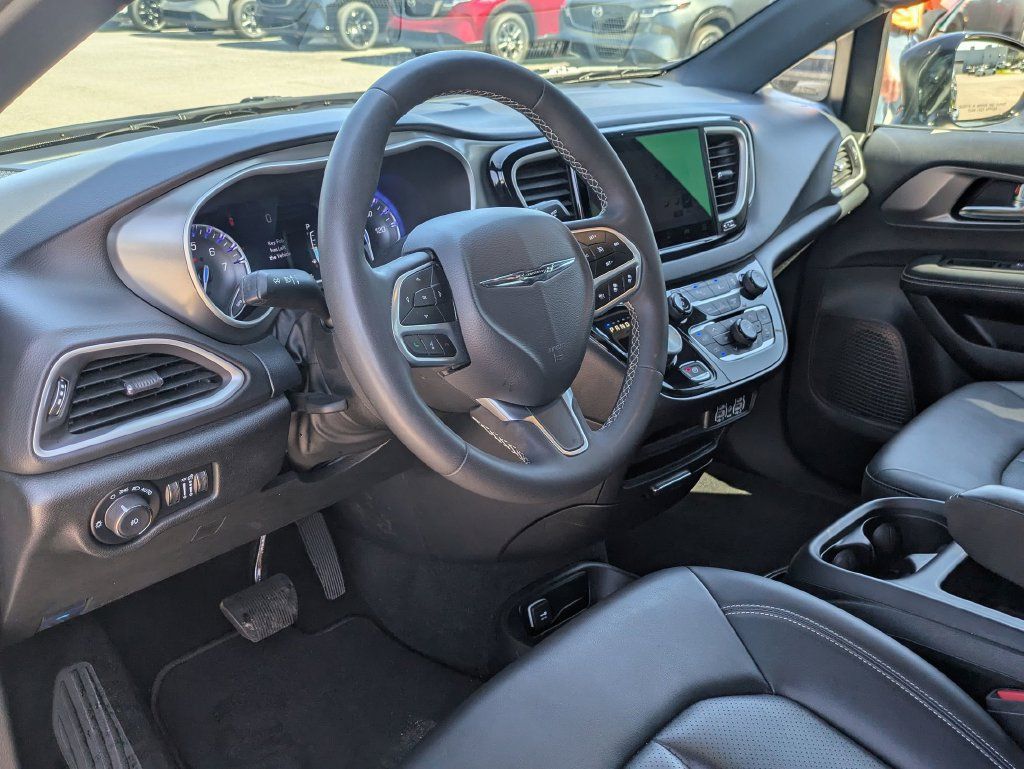 Used 2025 Chrysler Pacifica Select FWD image 32