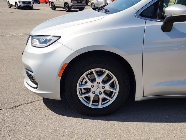 Used 2023 Chrysler Pacifica Touring-L FWD image 8