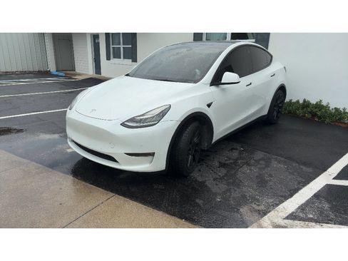 Used 2022 Tesla Model Y Long Range AWD/4WD image 1