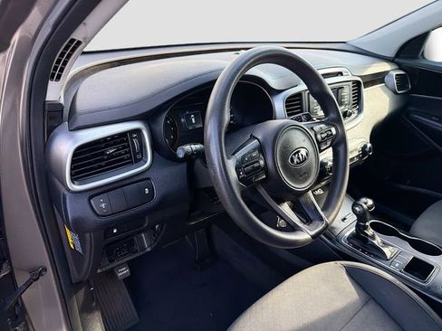 Used 2016 Kia Sorento LX image 9