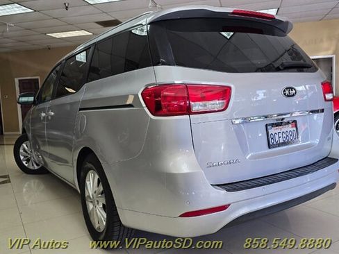 Used 2017 Kia Sedona LX w/ LX Essentials Premium Package FWD image 3