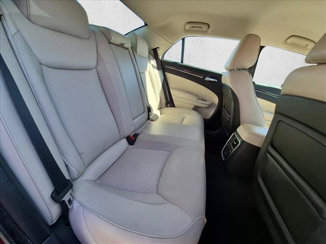Used 2018 Chrysler 300 Limited RWD image 19