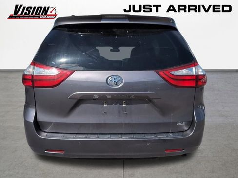 Used 2019 Toyota Sienna XLE w/ XLE Navigation Package FWD image 4