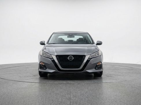 Used 2025 Nissan Altima 2.5 SV FWD image 2
