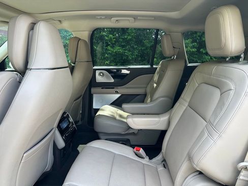 Used 2022 Lincoln Aviator Reserve w/ Equipment Group 201A AWD/4WD image 12