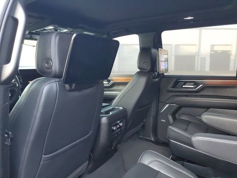 Used 2025 GMC Yukon XL Denali w/ Denali Reserve Package RWD image 9