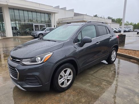 Used 2017 Chevrolet Trax LT w/ LT Convenience Package FWD image 1