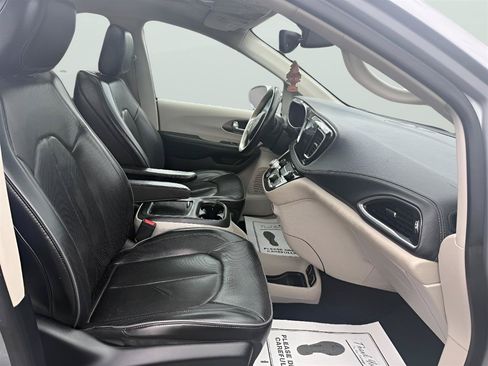Used 2018 Chrysler Pacifica Limited FWD image 19