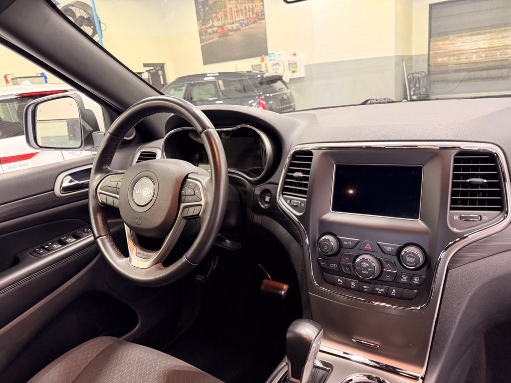 Used 2020 Jeep Grand Cherokee Laredo AWD/4WD image 31