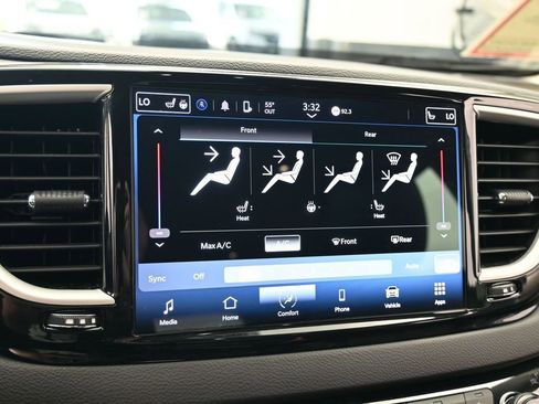 Used 2023 Chrysler Pacifica Touring-L image 18