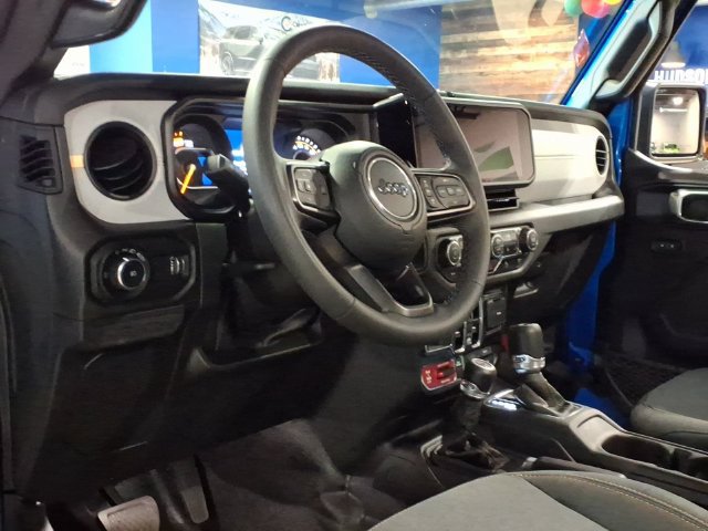 Used 2025 Jeep Wrangler Unlimited Sport AWD/4WD image 11