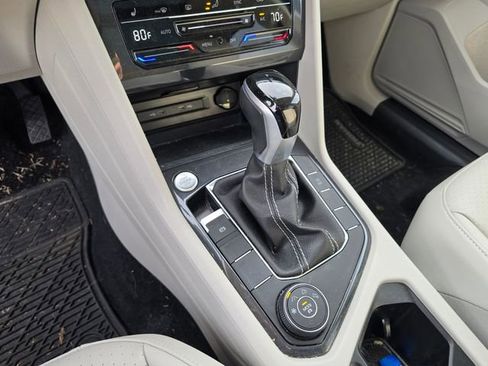 Used 2024 Volkswagen Tiguan SE image 18