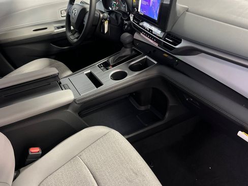 New 2026 Toyota Sienna LE FWD image 18