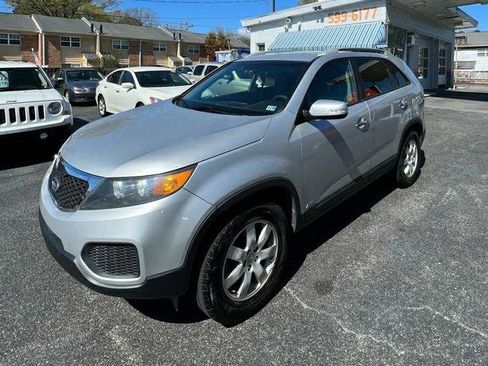 Used 2013 Kia Sorento LX image 2