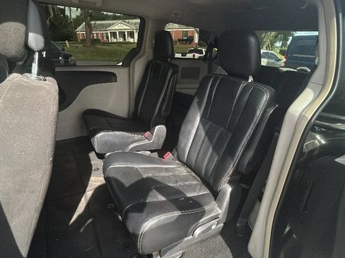 Used 2014 Chrysler Town & Country Touring FWD image 10