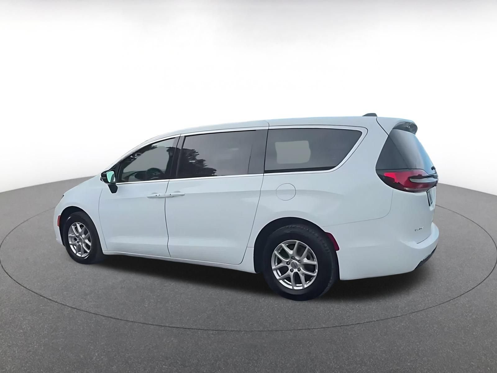 Used 2025 Chrysler Pacifica Select FWD image 9
