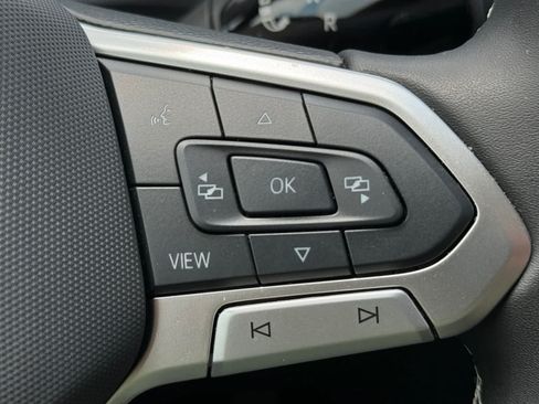 Used 2025 Volkswagen Tiguan SE AWD/4WD image 19