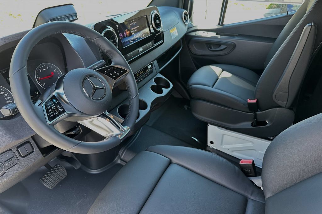 Used 2025 Mercedes-Benz Sprinter 2500 image 7