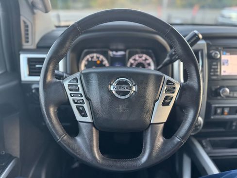 Used 2018 Nissan Titan SV w/ SV Convenience Package image 11
