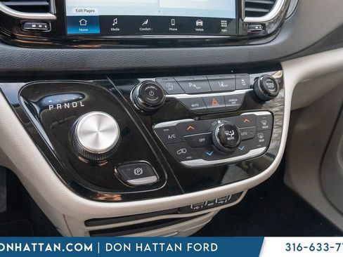 Used 2023 Chrysler Pacifica Touring-L image 9