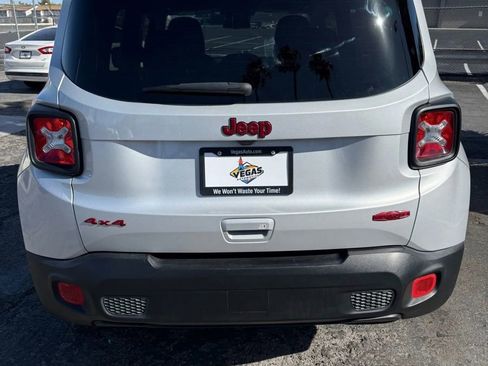 Used 2018 Jeep Renegade Latitude w/ Popular Equipment Group image 5