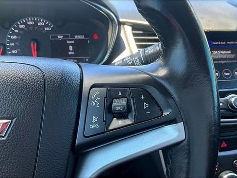Used 2022 Chevrolet Trax LT w/ LT Convenience Package FWD image 11