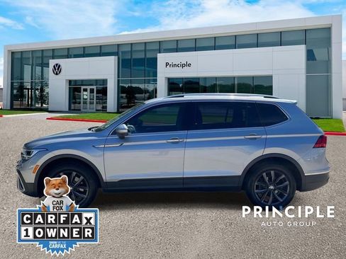 Used 2023 Volkswagen Tiguan SE w/ Panoramic Sunroof Package FWD image 6
