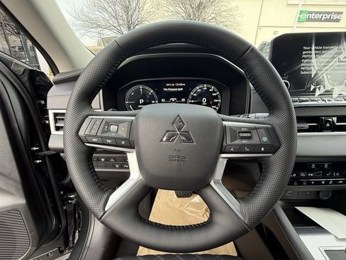 Used 2025 Mitsubishi Outlander SEL image 14