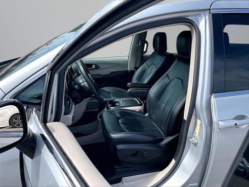 Used 2024 Chrysler Pacifica Touring-L FWD image 26