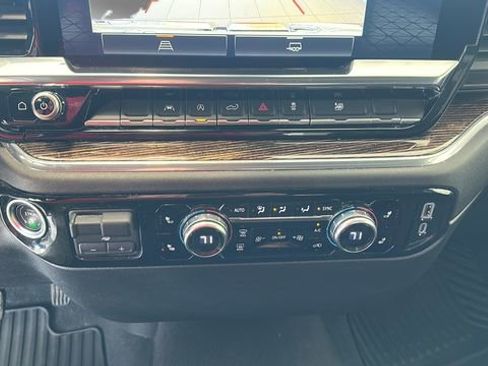 Used 2025 GMC Sierra 1500 SLE image 12