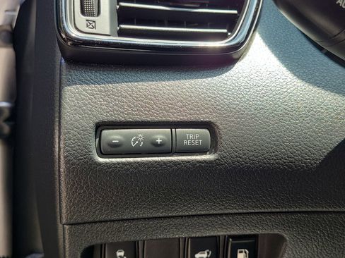 Used 2018 Nissan Rogue SV w/ Premium Package FWD image 14