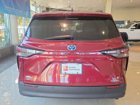Certified 2023 Toyota Sienna XLE image 5