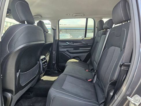 Used 2024 Jeep Grand Cherokee Laredo AWD/4WD image 16