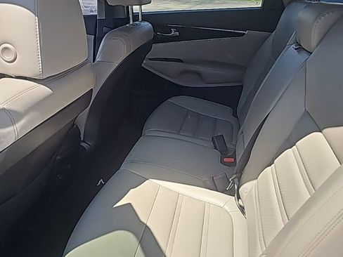 Used 2019 Kia Sorento EX image 11