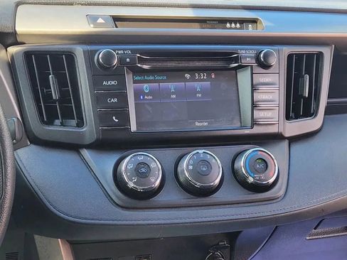Used 2018 Toyota RAV4 LE FWD image 14