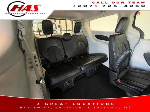 Used 2023 Chrysler Pacifica Touring-L FWD image 15
