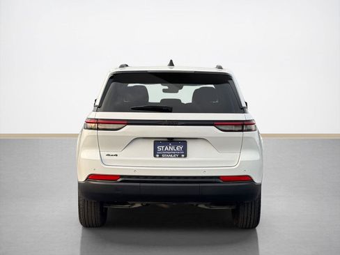 Used 2025 Jeep Grand Cherokee Altitude AWD/4WD image 7