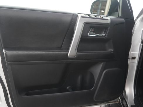 Used 2015 Toyota 4Runner SR5 AWD/4WD image 19