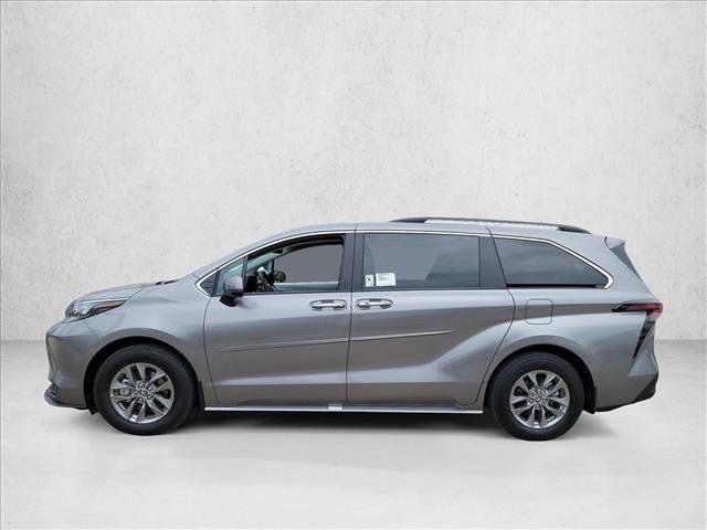 Used 2026 Toyota Sienna XLE FWD image 8