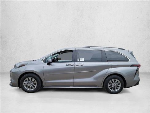 Used 2026 Toyota Sienna XLE FWD image 8