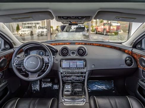 Used 2018 Jaguar XJ R-Sport image 3