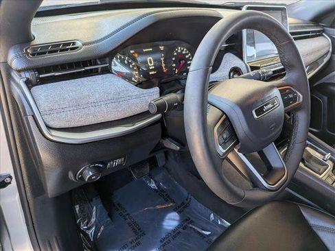Used 2025 Jeep Compass Latitude AWD/4WD image 10