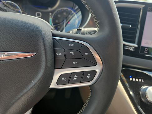 Used 2024 Chrysler Pacifica Touring-L FWD image 13