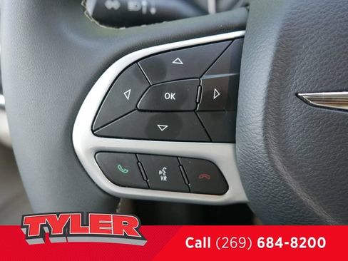 Used 2022 Chrysler Pacifica Limited AWD/4WD image 27