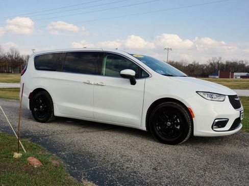 Used 2023 Chrysler Pacifica Touring-L image 5