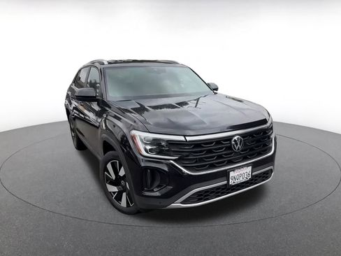 Used 2025 Volkswagen Atlas Cross Sport SE image 3