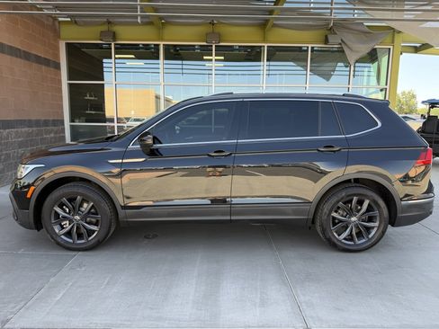 Used 2024 Volkswagen Tiguan SE w/ Panoramic Sunroof Package FWD image 7