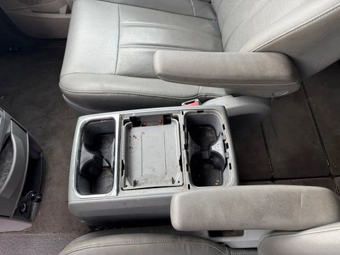 Used 2008 Chrysler Town & Country Touring FWD image 11
